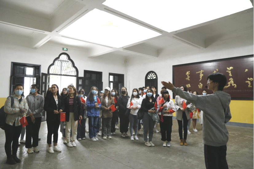 2021年5月20日，在喜迎中國共產(chǎn)黨建黨100周年之際，我校開展了少數(shù)民族學(xué)生“學(xué)黨史、感恩黨、跟黨走”紅色研學(xué)活動(dòng)。