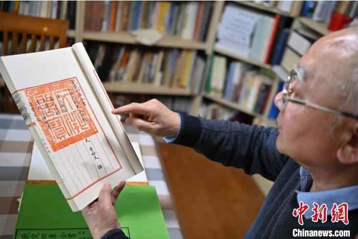 蘭州大學(xué)教授汪受寬介紹《文溯閣四庫(kù)全書(shū)影印精選》，并提出未來(lái)相關(guān)文創(chuàng)設(shè)想。(資料圖)九美旦增 攝