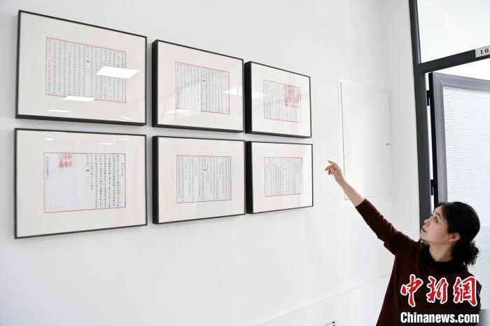讀者出版集團(tuán)所屬讀者古籍?dāng)?shù)字科技中心總經(jīng)理宋學(xué)娟，展示文溯閣《四庫(kù)全書(shū)》經(jīng)部數(shù)據(jù)處理部分內(nèi)容。(資料圖)九美旦增 攝