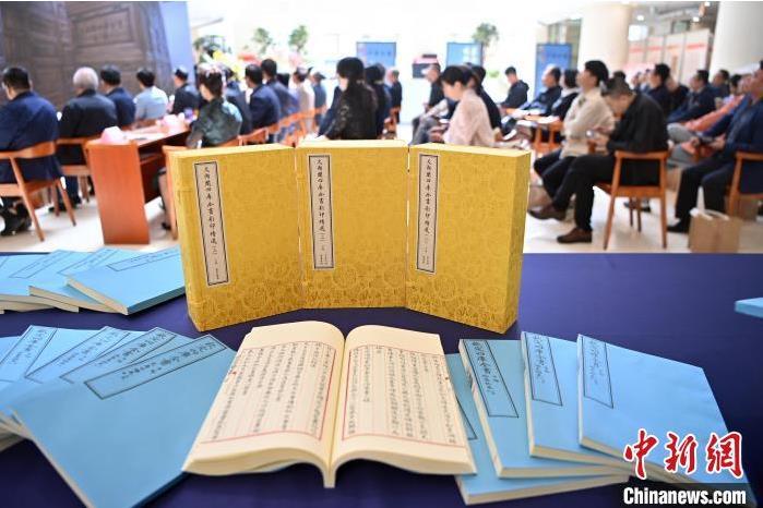 2023年5月15日，中國(guó)文溯閣《四庫(kù)全書(shū)》原大原樣影印精選版《文溯閣四庫(kù)全書(shū)影印精選》在甘肅蘭州市首次出版面世?！?資料圖)九美旦增 攝
