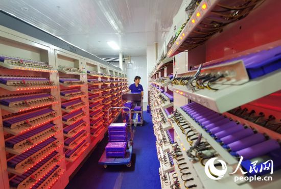 粵桂協(xié)作有力促進(jìn)了廣西縣域經(jīng)濟(jì)發(fā)展。圖為工人在一家入駐廣西大新縣的大灣區(qū)新能源電池企業(yè)生產(chǎn)車間工作。人民網(wǎng) 付華周攝