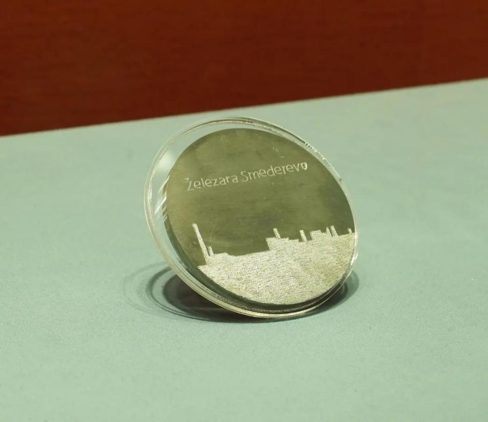 2016年6月，塞爾維亞斯梅戴雷沃鋼廠工人贈送習近平主席的鋼板雕刻工廠剪影紀念牌。胡楊 攝